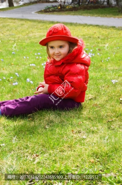 在草地上的小女孩-匯圖網(wǎng) www.fosd68.com 在草地上的小女孩