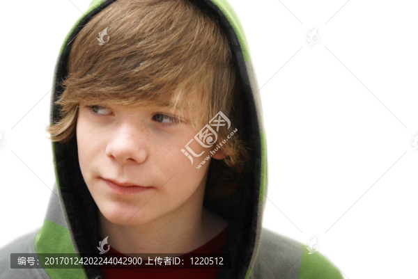 男孩穿著連帽衫