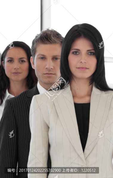 在一排漂亮的年輕商人