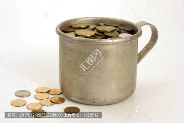 舊鋁杯和硬幣。