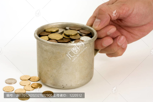 舊鋁杯和硬幣。