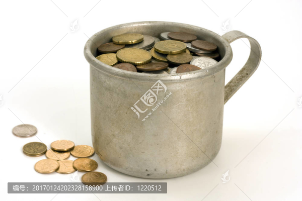 舊鋁杯和硬幣。