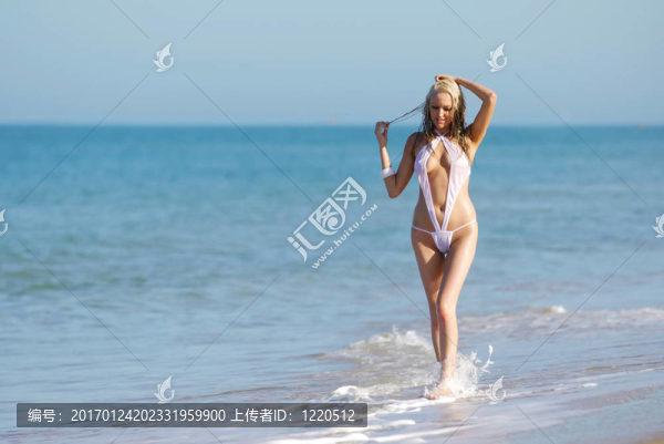 比基尼少女