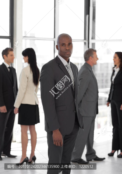 認真的企業(yè)領(lǐng)導在團隊面前看鏡頭