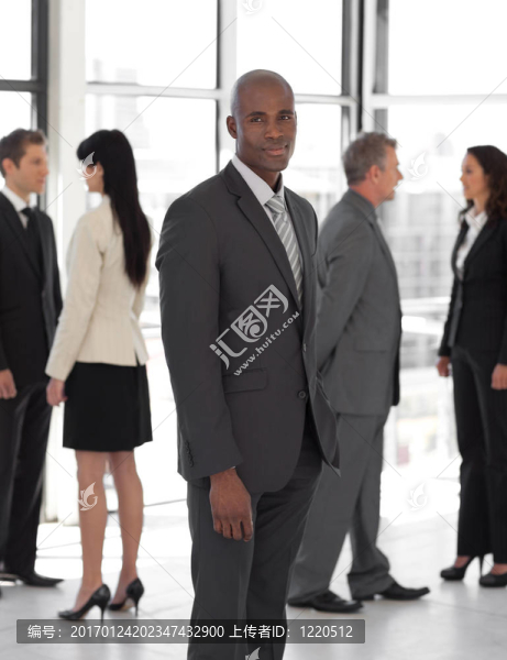 商界領(lǐng)袖在團(tuán)隊(duì)面前看相機(jī)-匯圖網(wǎng) www.fosd68.com 商界領(lǐng)袖在團(tuán)隊(duì)面前看相機(jī)
