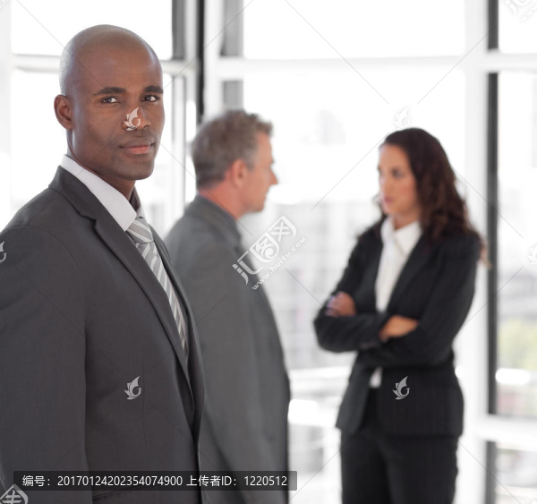 認(rèn)真的企業(yè)領(lǐng)導(dǎo)在團隊面前看鏡頭