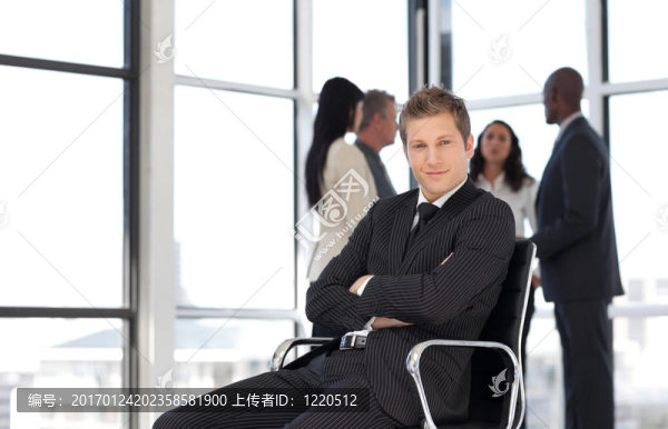企業(yè)的人在辦公室坐在椅子上