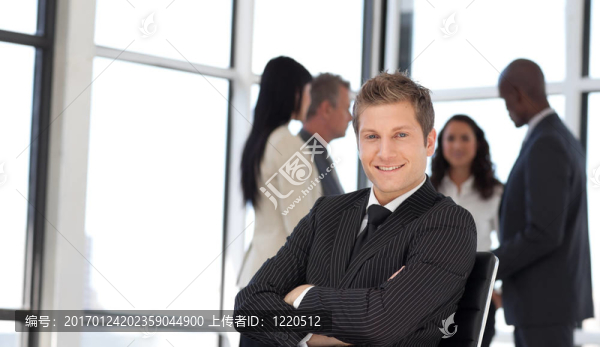企業(yè)的人在辦公室坐在椅子上