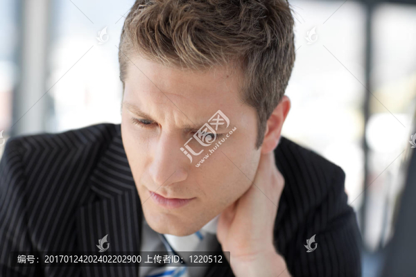 周到的buisinessman看著相機(jī)-匯圖網(wǎng) www.fosd68.com 周到的buisinessman看著相機(jī)