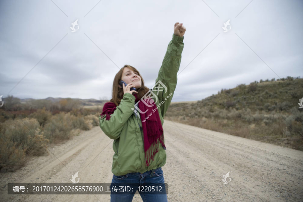 十幾歲的女孩在一個手機上說話