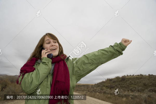 十幾歲的女孩在一個手機上說話