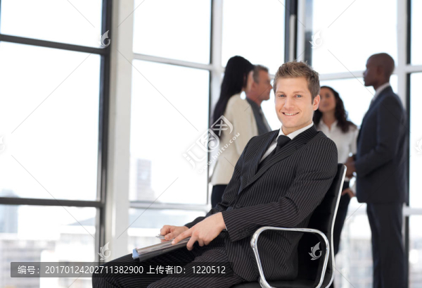 企業(yè)的人在辦公室坐在椅子上