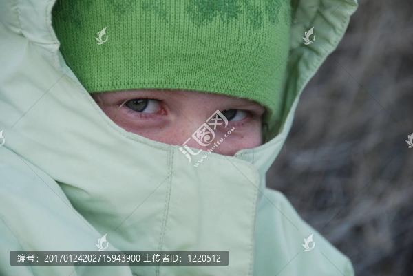 年輕的女孩被捆綁在寒冷的
