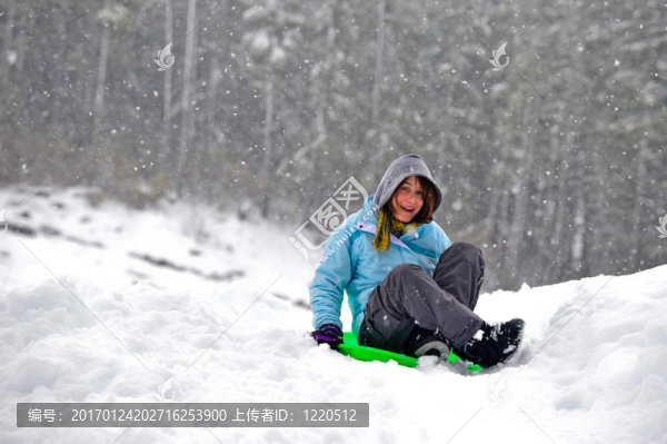 在托盤上滑雪橇