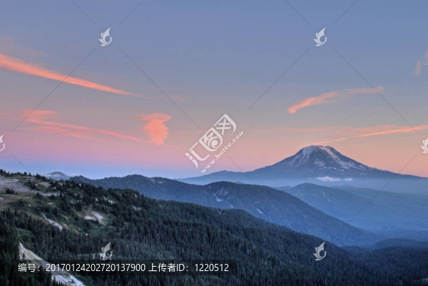 日落時的山峰