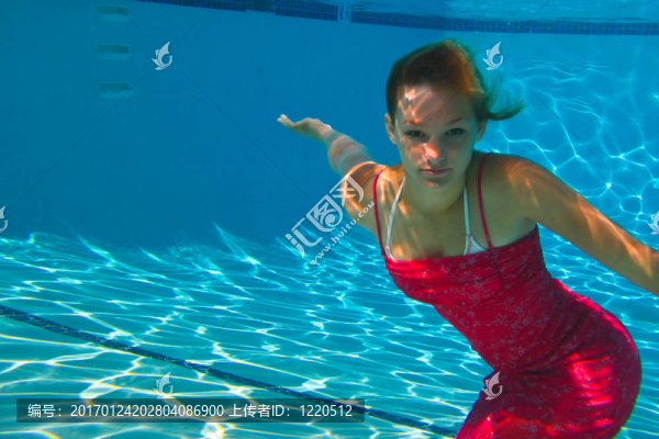 十幾歲的女孩穿著一條紅色的裙子游泳