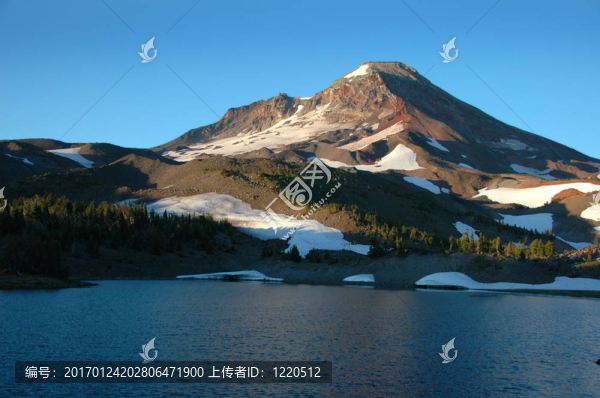 山上的湖