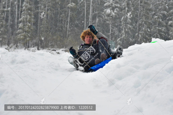 青少年滑雪在碟子里