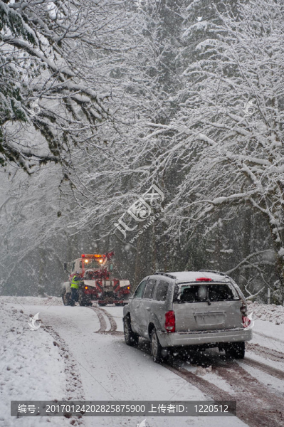 雪地里的汽車事故