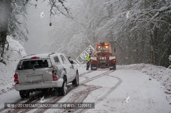 雪地里的汽車事故