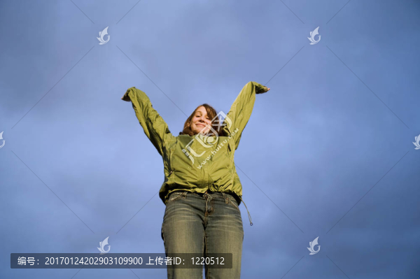 快樂的少女與舉起手臂
