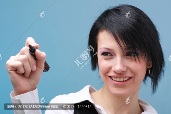 女人用鋼筆在空中寫字