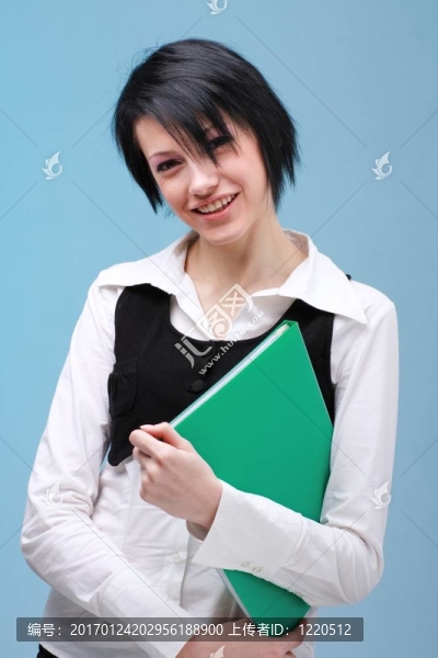 帶綠色文件夾的年輕女人