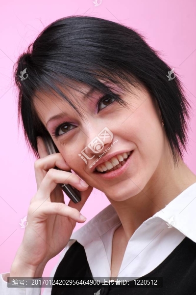 女人用手機(jī)收起來
