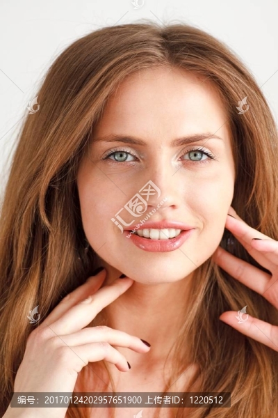 微笑的年輕女人-匯圖網(wǎng) www.fosd68.com 微笑的年輕女人