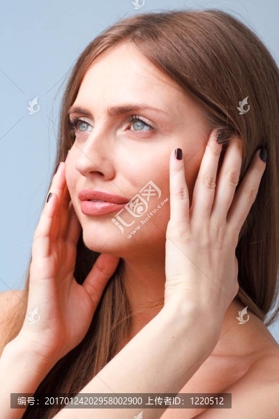 迷人的年輕女人接近