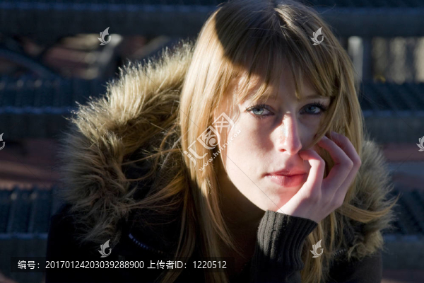 年輕女性與深思的表情