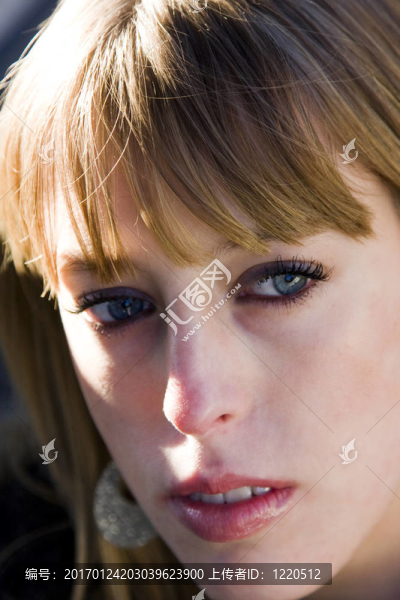 年輕女性與深思的表情