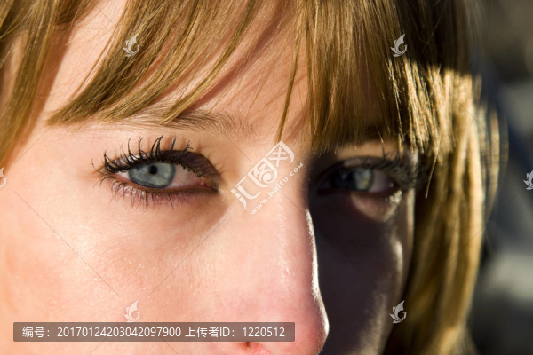 年輕迷人的金發(fā)女性臉