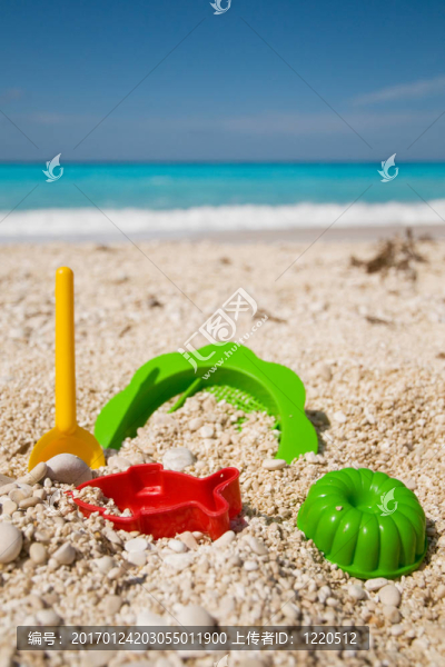 海灘上的塑料玩具