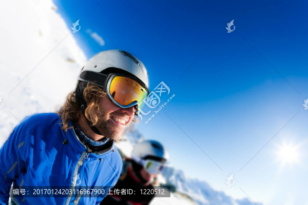 微笑的滑雪者