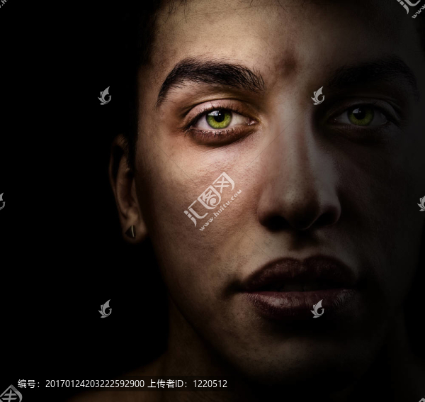 面對美麗的人與綠色的眼睛在陰影