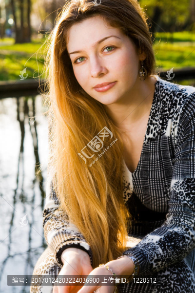 美麗的年輕女人的戶外肖像