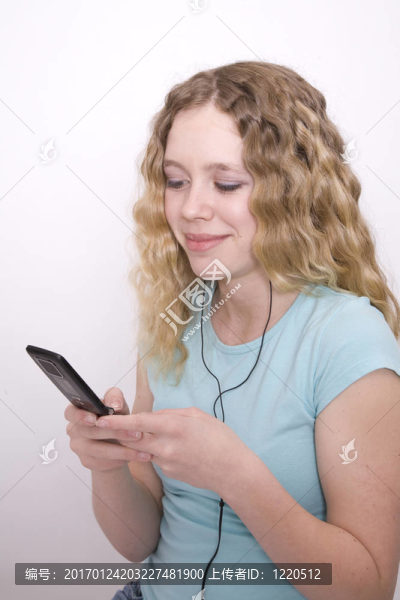 女孩發(fā)短信2
