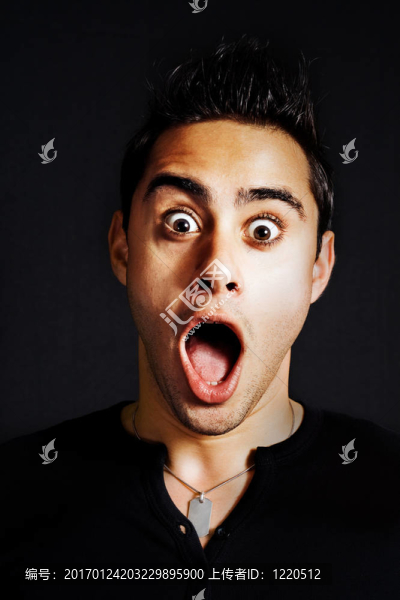 驚喜的概念-驚訝有趣的年輕人