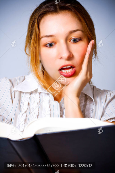 年輕女子驚訝于她正在讀什么