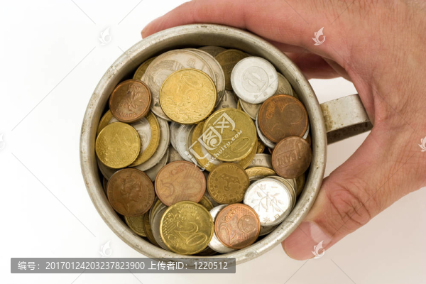 舊鋁杯和硬幣。