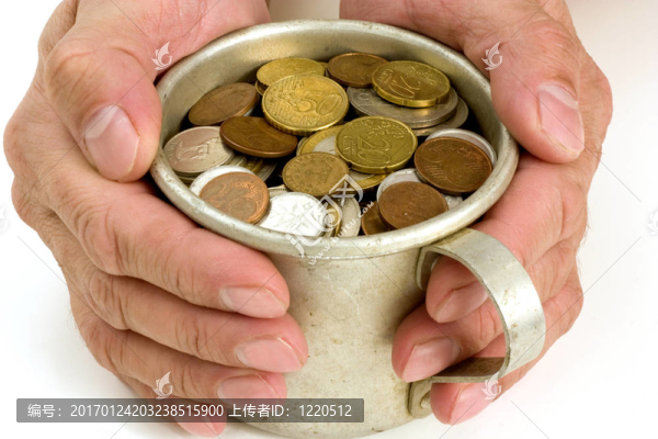 舊鋁杯和硬幣。