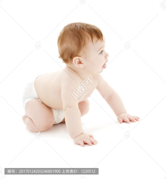 在尿布上爬行的嬰兒