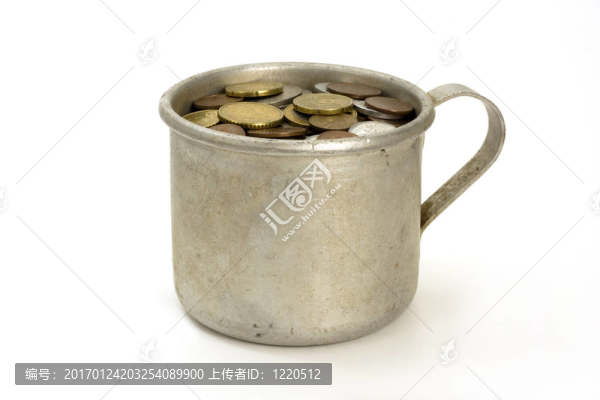 舊鋁杯和硬幣。