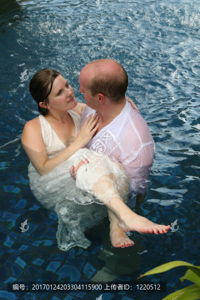 剛結(jié)婚的夫婦。