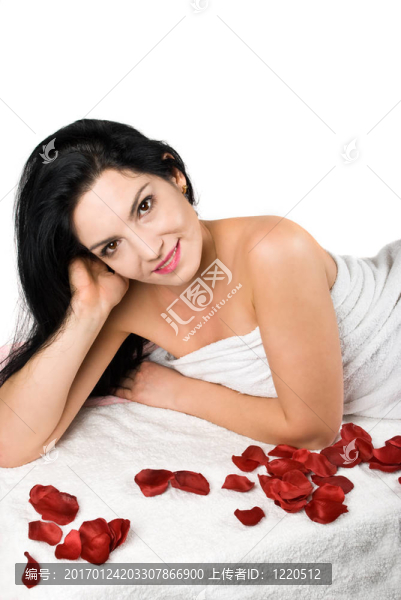 微笑的女人在溫泉度假村