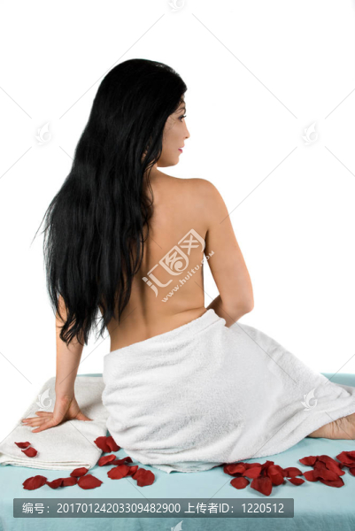 可愛的女人在水療按摩尋找配置文件