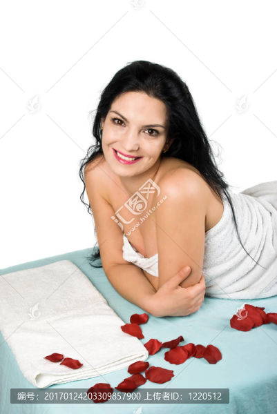 快樂(lè)的女人在溫泉度假村