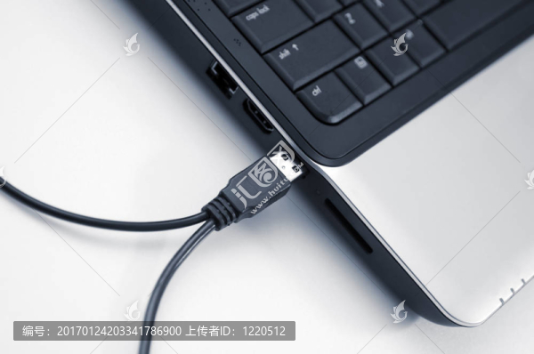連接USB電纜連接到筆記本電腦