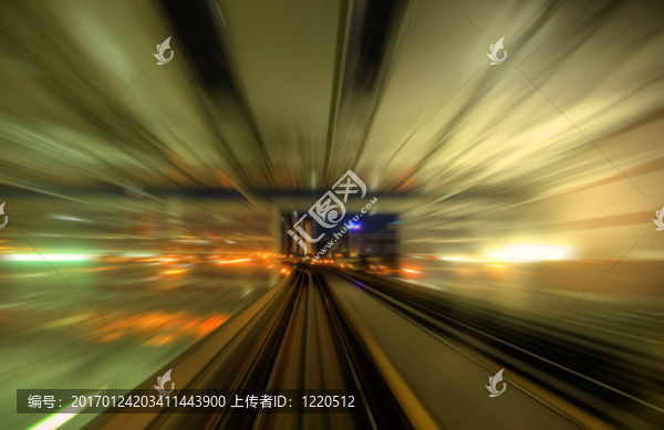 快速列車通過火車站。